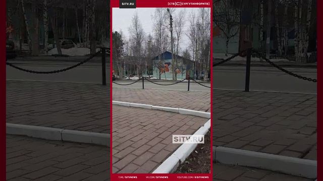 Белоярцы с флагами на машинах ездят по территории поселка, заряжая окружающих праздничным настроение