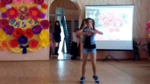 Школьница станцевала мега круто!