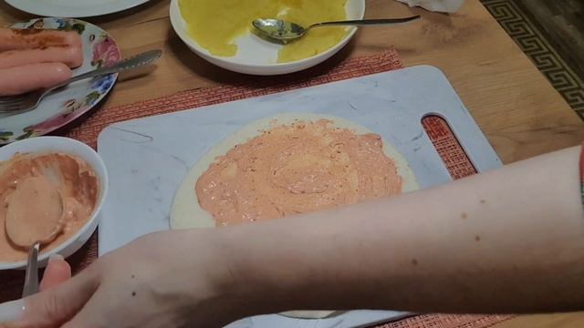 Закусочные рулетики с сосисками в тортильях, отличная идея для перекуса или завтрака.