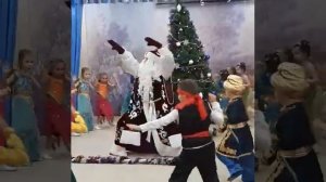 Дед Мороз КРУТО танцует под песню Ты пчела, я пчеловод