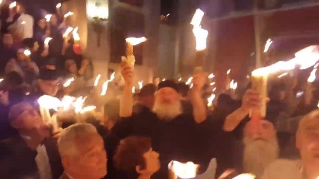 Благодатный Огонь у Гроба Господня не обжигает и не опаляет волосы. Чудеса в Православии смотреть онлайн