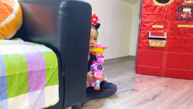 Амми и Ева играет с игрушками для детей