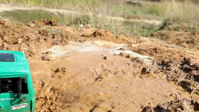 Грузовик вёз машинки и застрял в грязи смотреть онлайн