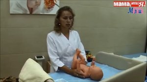 Как умывать и подмывать новорожденного? Видео