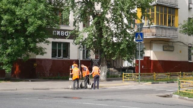 Бригада дворников подметает улицу смотреть онлайн