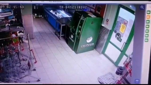 Парочка грабителей взорвали газом банкомат "Сбера" и унесли около 2 млн.руб. смотреть онлайн