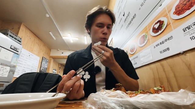 Ем свиные хвосты и пирожок с ничем