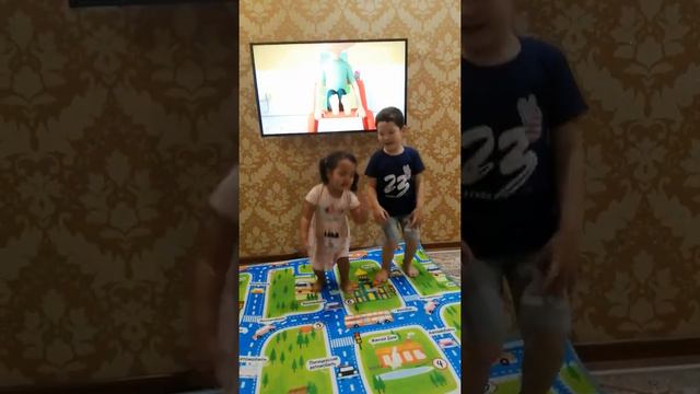 Руки мыть руки мыть нужно каждый день, детские развивающие песенки with Es Kinder and Enlik смотреть онлайн