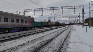 Проверяет ж/д полотно. Тепловоз ЧМЭ3-5315 с вагоном дефектоскопом.
