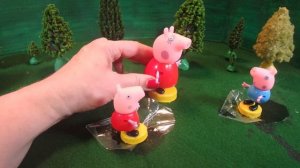 Свинка Пеппа и Джордж прыгают по лужам