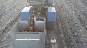 Посадка картофеля самодельным мини трактором и картофелесожалкой