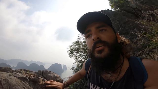 YÜKSEK GERİLİMLİ Kapıdan Atladım! Halong Bay'ın Zirvesine KAÇAK Tırmandım !! - Vietnam ~78 смотреть онлайн