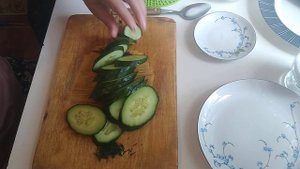 ЛАЙФХАК . КАК КРАСИВО НАРЕЗАТЬ ОГУРЦЫ НА ТАРЕЛКЕ