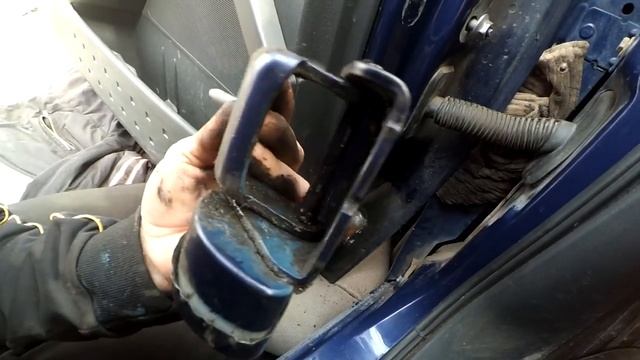 Устроение хруста ограничителя двери Меган 2 смотреть онлайн