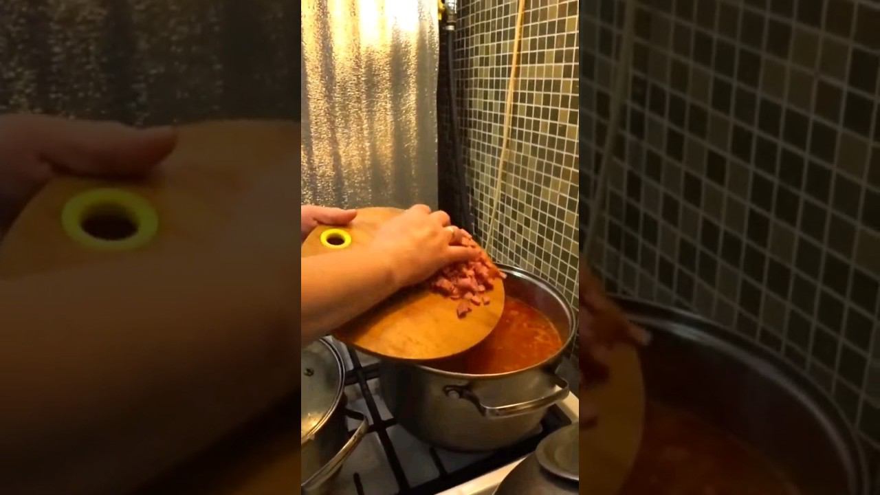 Приготовили огромную кастрюлю вкусной СОЛЯНОЧКИ/Простой рецепт СБОРНОЙ СОЛЯНКИ/Приятного аппетита!