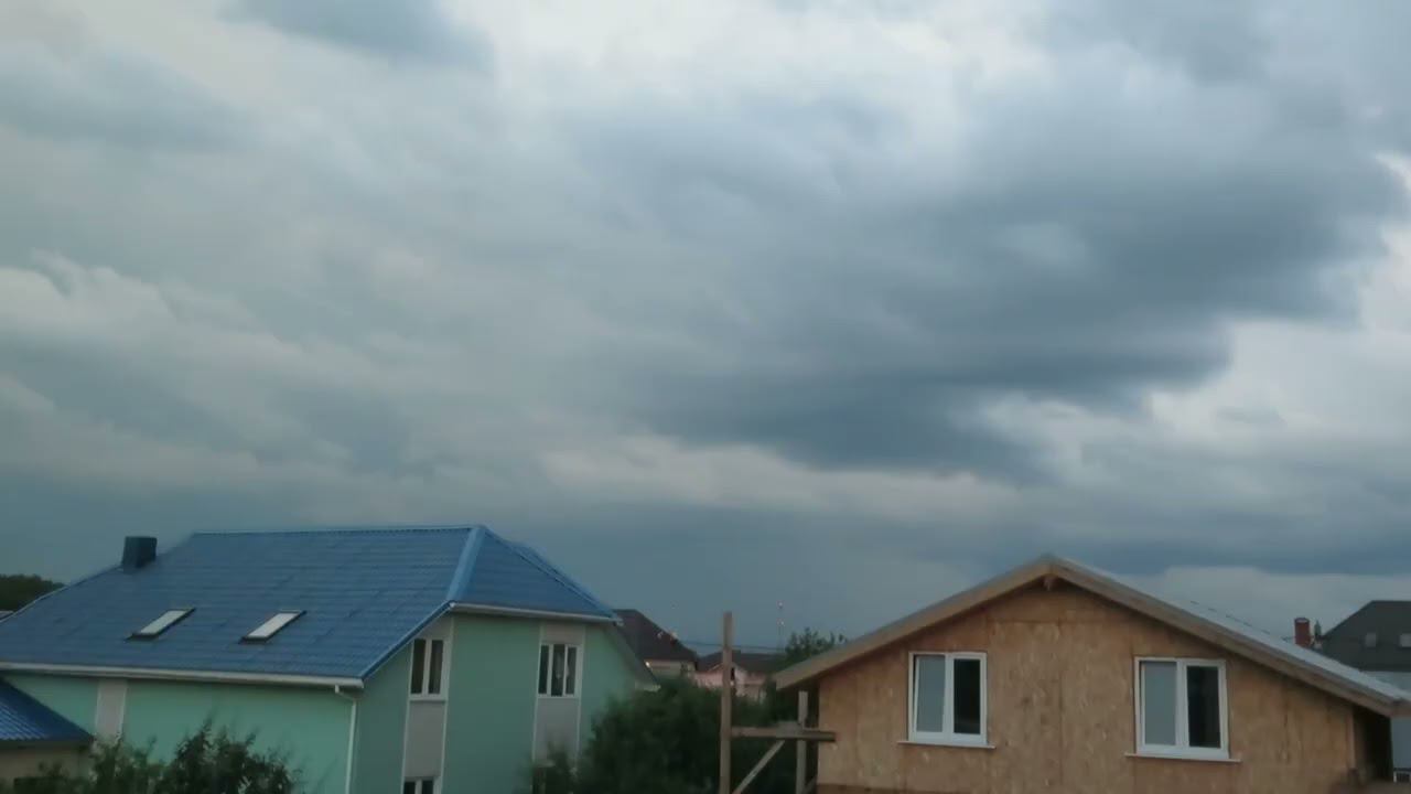 Кровельщики на крыше в грозу