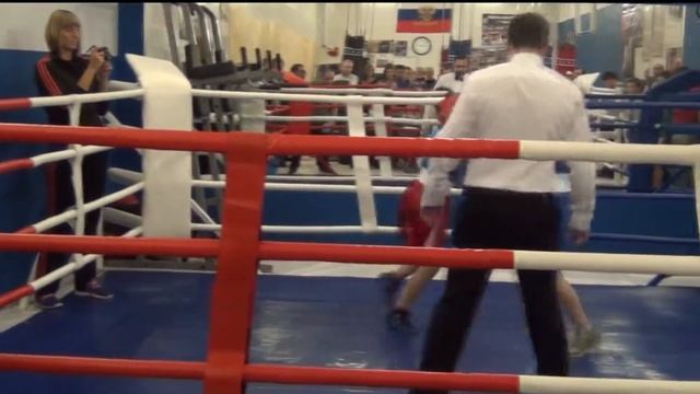 Даша Бучирина (красные шорты) побеждает мальчика смотреть онлайн