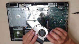 Packard Bell ENLG81BA Disassembly and cleaning / thermal paste replacement