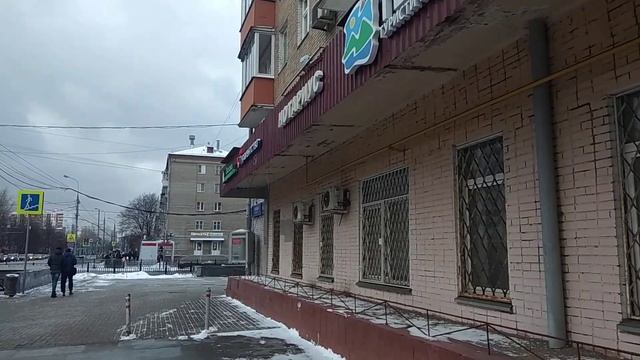 Выхожу из вестибюля станции метро Перово на улицу вторая Владимирская 2-я зимой днём в Москве