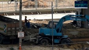 รถตักดิน รถแม็คโคร ล้อยาง ตักดิน ใส่รถบรรทุก ในพื้นที่แคบ  KOBELCO SK100w excavator