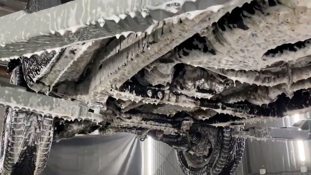 Мойка днища автомобилей на подъемнике в БизнесБас Сервис