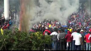 Волна антиправительственных митингов в Эквадоре вы...страны вместе с правительством покинуть столицу