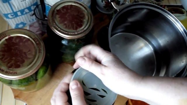 Огурцы консервированные с сушеными специями.