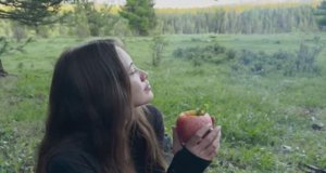 Красивая девушка ночует в лесу с медведями. Соло на ночь