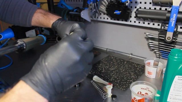 Сервис велосипедной амортизационной вилки Manitou Marvel смотреть онлайн