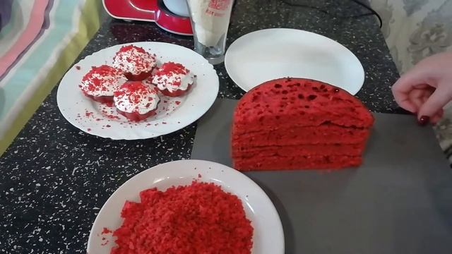Торт красный бархат с коржами ярко-красного цвета с шоколадной ноткой. смотреть онлайн