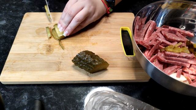 Простой салат и быстрый перекус. Салат с колбасой, кукурузой и огурцами смотреть онлайн