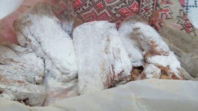 Телячьи рёбрышки с луком и помидорами
