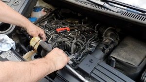 Как поменять масляный фильтр y?? VW Touran ??ölfilter selbst wechseln