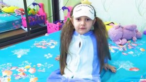 Девочка Яся притворяется что заболела. Не хочет идти в школу