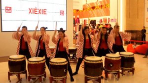 ТЦ "COLUMBUS" . UNIQLO. Японские барабанщики.
