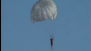 Полёт на парашюте и падение в море