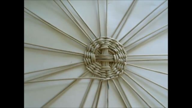 Плетение ажурного блюда для фруктов из газет. Видео мастер-класс. Плетение из газетных трубочек.
