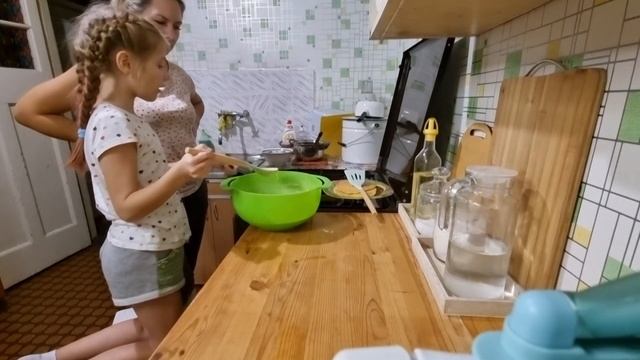 Первый раз печет блины ? смотреть онлайн