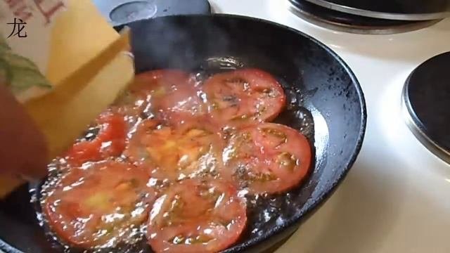 Яичница с помидорами и зеленью. Fried eggs with tomatoes and herbs.