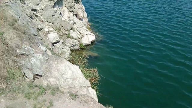 ОШАЛЕТЬ. ТАКОЙ ПРОЗРАЧНОЙ ВОДЫ Я ДАВНО НЕ ВИДЕЛ.. ИЗ МЕСТА - В КАРЬЕР !!!