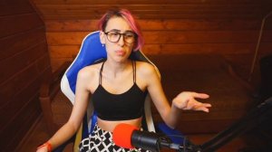 Откармливает девушек, а потом бросает их потому что они толстые