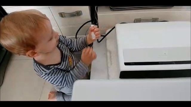 КАК ДВОЙНЯШКИ ПОМОГАЮТ ОТТИРАТЬ СВОИ РИСУНКИ СО СТЕН... смотреть онлайн