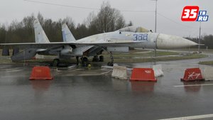 Легендарный самолет СУ-27 припарковали на Южном шоссе в Череповце