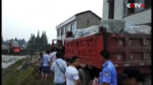 В Китае для ликвидации прорыва дамбы в воду сбрасывали грузовики с камнями