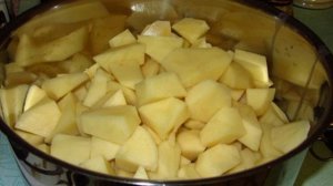 Картошка с курицей, тушеная в кастрюле