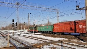 "Зелёный!" Тепловоз ЧМЭ3Т-7043 делает манёвры с тремя грузовыми вагонами, станция Люберцы-2.