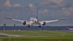 Утреннее Шереметьево: "топоры" от Боинга и Airbus A330 на посадке, Airbus A350 взлетает.