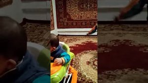 Девочка 2 года читает стихи