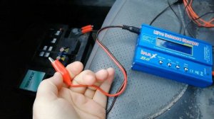 Как зарядить аккумулятор не снимая с автомобиля (подзарядить)
