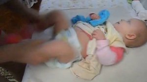 Папа опять щекочет Изольду